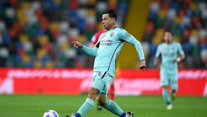 UDINE, ITALY - APRIL 10: Armando Izzo of Torino FC passes the ball during the Serie A match between Udinese Calcio and Torino FC at Dacia Arena on April 10, 2021 in Udine, Italy. Sporting stadiums around Italy remain under strict restrictions due to the Coronavirus Pandemic as Government social distancing laws prohibit fans inside venues resulting in games being played behind closed doors. (Photo by Alessandro Sabattini/Getty Images) UDINE, ITALY - APRIL 10: Armando Izzo of Torino FC passes the ball during the Serie A match between Udinese Calcio and Torino FC at Dacia Arena on April 10, 2021 in Udine, Italy. Sporting stadiums around Italy remain under strict restrictions due to the Coronavirus Pandemic as Government social distancing laws prohibit fans inside venues resulting in games being played behind closed doors. (Photo by Alessandro Sabattini/Getty Images)
