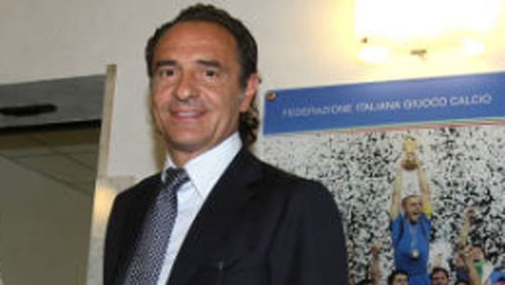 Prandelli: “Considererei Totti solo in caso di emergenza. La Roma? Fino al 2014 rimango in Nazionale” Prandelli: “Considererei Totti solo in caso di emergenza. La Roma? Fino al 2014 rimango in Nazionale” - immagine 1