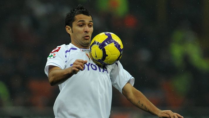 MILAN, ITALY - NOVEMBER 29:  Mario Alberto Santana of FC Fiorentina in action during the Serie A match between Inter Milan and Fiorentina at Stadio Giuseppe Meazza on November 29, 2009 in Milan, Italy.  (Photo by Valerio Pennicino/Getty Images) 