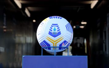  CROTONE, ITALY - SEPTEMBER 27: The official ball of Lega Sarie A during the Serie A match between FC Crotone and AC Milan at Stadio Comunale Ezio Scida on September 27, 2020 in Crotone, Italy. (Photo by Maurizio Lagana/Getty Images)