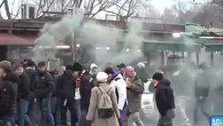 VIDEO / Fumogeni, petardi e scontro tra tifosi sfiorato: tensione all’Olimpico prima di Lazio-Roma