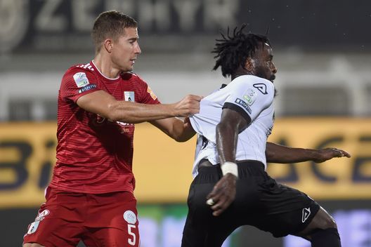LA SPEZIA, ITALY - JULY 27: (L - R) Marco Chiosa of Virtus Entella competes for the ball with M'Bala Nzola of ASC Spezia during the serie B match between ASC Spezia and Virtus Entella at Stadio Alberto Picco on July 27, 2020 in La Spezia, Italy. (Photo by Pier Marco Tacca/Getty Images for Lega Serie B) LA SPEZIA, ITALY - JULY 27: (L - R) Marco Chiosa of Virtus Entella competes for the ball with M'Bala Nzola of ASC Spezia during the serie B match between ASC Spezia and Virtus Entella at Stadio Alberto Picco on July 27, 2020 in La Spezia, Italy. (Photo by Pier Marco Tacca/Getty Images for Lega Serie B)