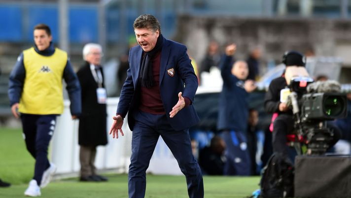 BRESCIA, ITALY - NOVEMBER 09: Head coach Walter Mazzarri of Torino shouts during the Serie A match between Brescia Calcio and Torino FC at Stadio Mario Rigamonti on November 09, 2019 in Brescia, Italy. (Photo by Tullio M. Puglia/Getty Images) 