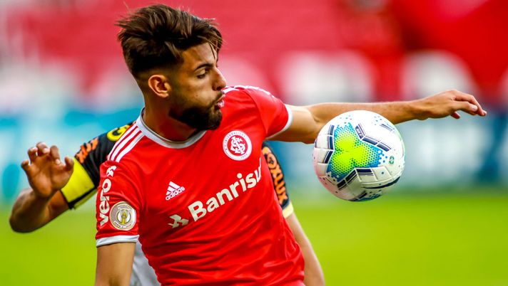 PORTO ALEGRE, BRAZIL - FEBRUARY 10: Yuri Alberto of Internacional controls the ball during the match between Internacional and Sport Recife as part of Brasileirao Series A 2020 at Beira Rio Stadium on  February 10, 2020 in Porto Alegre, Brazil. (Photo by Silvio Avila/Getty Images) 