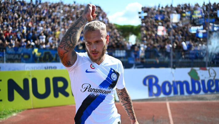 EMPOLI, ITALY - SEPTEMBER 24: Federico Dimarco of FC Internazionale celebrates after scoring the goal during the Serie A TIM match between Empoli FC and FC Internazionale at Stadio Carlo Castellani on September 24, 2023 in Empoli, Italy. (Photo by Mattia Ozbot - Inter/Inter via Getty Images) Voti fantacalcio: Dimarco super, la scelta su Arnautovic, Cancellieri, C. Augusto e Sanchez - immagine 1
