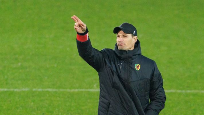 Oostende's head coach Alexander Blessin after losing a soccer match between KV Oostende and KRC Genk, Sunday 26 December 2021 in Oostende, on day 21 of the 2021-2022 'Jupiler Pro League' first division of the Belgian championship. BELGA PHOTO KURT DESPLENTER (Photo by KURT DESPLENTER/BELGA MAG/AFP via Getty Images) Genoa, la Gazzetta: “Il modulo e le idee di Blessin: 3-5-2, gli esterni e… zero sonno” - immagine 1