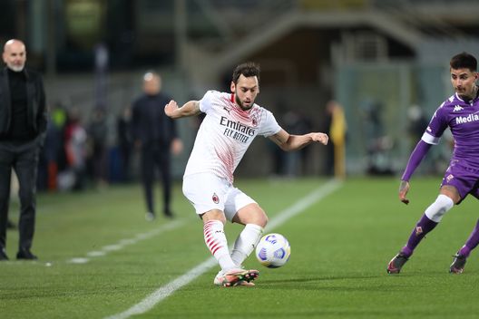 Hakan Calhanoglu, numero 10 del Milan Hakan Calhanoglu, numero 10 del Milan