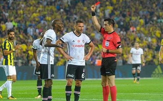 Una espulsione: scena che si ripete spessissimo nei derby fra Fenerbahce e Besiktas Una espulsione: scena che si ripete spessissimo nei derby fra Fenerbahce e Besiktas