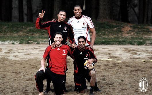 Sergio Mascheroni insieme a Ronaldo, Dida e Serginho a Milanello (Foto acmilan) mascheroni milan