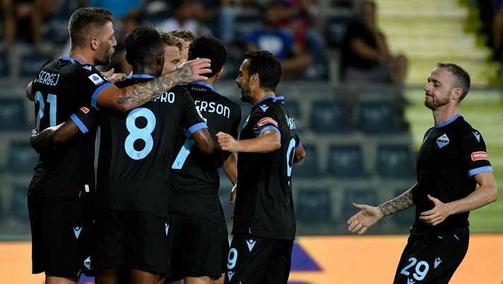 EMPOLI, ITALY - AUGUST 21: Ciro Immobile of SS Lazio celebrates after scoring the third goal of his team via penalty with his team mates during the Serie A match between Empoli FC v SS Lazio at Stadio Carlo Castellani on August 21, 2021 in Empoli, Italy. (Photo by Marco Rosi - SS Lazio/Getty Images) Lazio News, attacco in emergenza. Contro il Porto spazio ai baby talenti? - immagine 1
