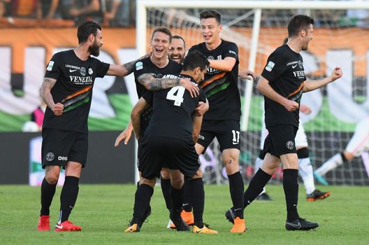 VENICE, ITALY - APRIL 27: Leo Stulac(2ndL) of Venezia FC celebrates after scoring his team second goal during the serie B match between Venezia FC and US Citta di Palermo at Stadio Pier Luigi Penzo on April 27, 2018 in Venice, Italy. (Photo by Alessandro Sabattini/Getty Images) VENICE, ITALY - APRIL 27: Leo Stulac(2ndL) of Venezia FC celebrates after scoring his team second goal during the serie B match between Venezia FC and US Citta di Palermo at Stadio Pier Luigi Penzo on April 27, 2018 in Venice, Italy. (Photo by Alessandro Sabattini/Getty Images)
