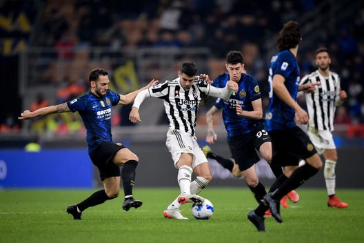 MILAN, ITALY - OCTOBER 24: Alvaro Morata of Juventus competes for the ball with Hakan Calhanoglu (L) and Alessandro Bastoni (R) of FC Internazionale during the Serie A match between FC Internazionale and Juventus at Stadio Giuseppe Meazza on October 24, 2021 in Milan, Italy. (Photo by Daniele Badolato - Juventus FC/Juventus FC via Getty Images) Inzaghi ha pescato Calhanoglu: il suo nuovo Luis Alberto è già da record…- immagine 2