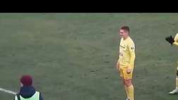 VIDEO / Proposta di matrimonio in campo, ma lo steward spinge la ragazza