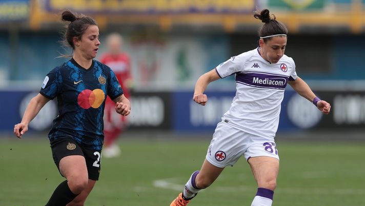 SESTO SAN GIOVANNI, ITALY - APRIL 02: Veronica Boquete of ACF Fiorentina is challenged by Flaminia Simonetti of FC Internazionale during the Women Serie A match between FC Internazionale and ACF Fiorentina at Stadio Breda on April 02, 2022 in Sesto San Giovanni, Italy. (Photo by Emilio Andreoli/Getty Images) Fiorentina Femminile, Boquete verso la permanenza - immagine 1