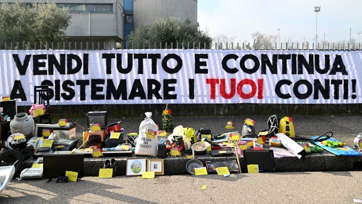 GETTY IMAGES  Bazar al Bentegodi, la Curva a Setti: “Vendi tutto e continua a sistemare i tuoi conti!” - immagine 1