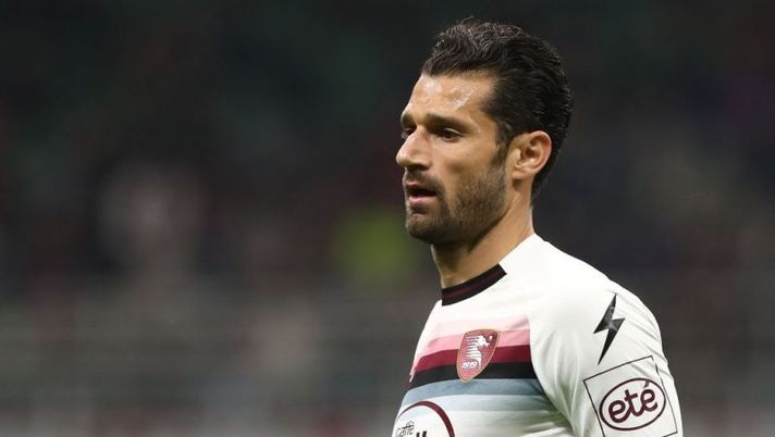 MILAN, ITALY - MARCH 13: Antonio Candreva of US Salernitana looks on during the Serie A match between AC MIlan and Salernitana at Stadio Giuseppe Meazza on March 13, 2023 in Milan, Italy. (Photo by Marco Luzzani/Getty Images) Salernitana, dalle condizioni di Pirola a Gyomber e Candreva: le novità dall’infermeria - immagine 1