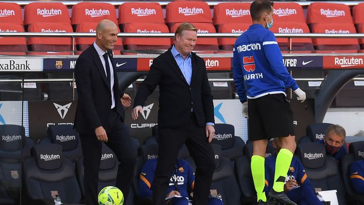 BARCELONA, SPAIN - OCTOBER 24: Zinedine Zidane, Head Coach of Real Madrid interacts with Ronald Koeman, Head Coach of Barcelona ahead of the La Liga Santander match between FC Barcelona and Real Madrid at Camp Nou on October 24, 2020 in Barcelona, Spain. Sporting stadiums around Spain remain under strict restrictions due to the Coronavirus Pandemic as Government social distancing laws prohibit fans inside venues resulting in games being played behind closed doors. (Photo by Alex Caparros/Getty Images) Sentite Koeman, l’ex tecnico del Barça: “Smettere di fare l’allenatore è stata una liberazione” - immagine 1
