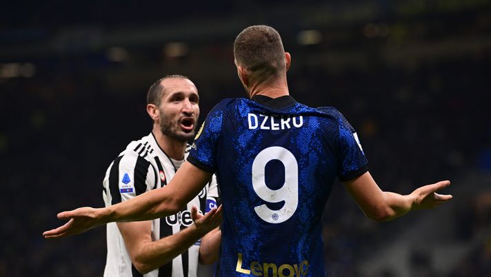 MILAN, ITALY - OCTOBER 24: Edin Dzeko of FC Internazionale reacts with Giorgio Chiellini of Juventus during the Serie A match between FC Internazionale and Juventus at Stadio Giuseppe Meazza on October 24, 2021 in Milan, Italy. (Photo by Mattia Ozbot - Inter/Inter via Getty Images) San Siro, un Inter-Juve sordo e grigio - immagine 1