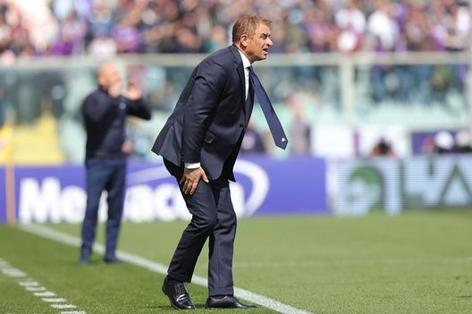 FLORENCE, ITALY - APRIL 08: Leonardo Semplici manager of Spezia Calcio looks on during the Serie A match between ACF Fiorentina and Spezia Calcio at Stadio Artemio Franchi on April 8, 2023 in Florence, Italy. (Photo by Gabriele Maltinti/Getty Images) Semplici: “Un trofeo alla Fiorentina e la salvezza dello Spezia? Un sogno!”- immagine 2