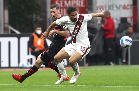 MILAN, ITALY - OCTOBER 26: Ricardo Rodriguez of Torino FC is challenged by Alexis Saelemaekers of AC Milan during the Serie A match between AC Milan and Torino FC at Stadio Giuseppe Meazza on October 26, 2021 in Milan, Italy. (Photo by Marco Luzzani/Getty Images) Toro sconfitto ma Juric si esalta: “Dobbiamo crescere e arrivare molto in alto”- immagine 2