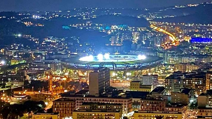 Napoli, luci al San Paolo: rivolte al cielo di Diego Napoli, luci al San Paolo: rivolte al cielo di Diego