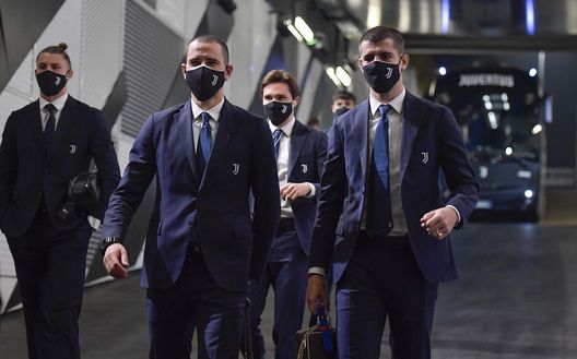 TURIN, ITALY - DECEMBER 22: (L-R) Radu Dragusin, Leonardo Bonucci, Federico Chiesa and Alvaro Morata of Juventus arrives at the stadium prior to the Serie A match between Juventus and ACF Fiorentina at Allianz Stadium on December 22, 2020 in Turin, Italy. Sporting stadiums around Italy remain under strict restrictions due to the Coronavirus Pandemic as Government social distancing laws prohibit fans inside venues resulting in games being played behind closed doors. (Photo by Daniele Badolato - Juventus FC/Juventus FC via Getty Images) TURIN, ITALY - DECEMBER 22: (L-R) Radu Dragusin, Leonardo Bonucci, Federico Chiesa and Alvaro Morata of Juventus arrives at the stadium prior to the Serie A match between Juventus and ACF Fiorentina at Allianz Stadium on December 22, 2020 in Turin, Italy. Sporting stadiums around Italy remain under strict restrictions due to the Coronavirus Pandemic as Government social distancing laws prohibit fans inside venues resulting in games being played behind closed doors. (Photo by Daniele Badolato - Juventus FC/Juventus FC via Getty Images)