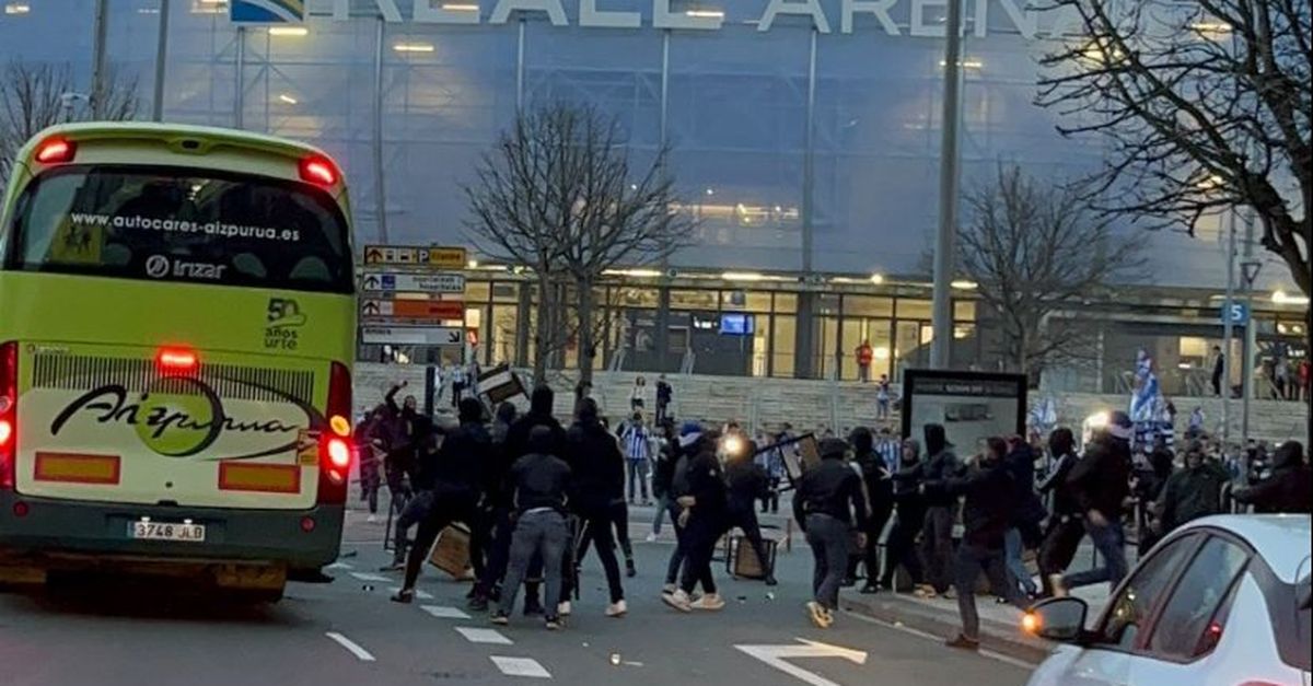 Video shows Real Sociedad fans attacking Roma’s shuttles at the stadium during their clash