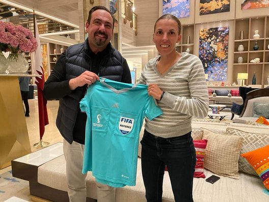 Cuore d’oro Frappart: dona al Museo FIFA la maglia della prima donna arbitro al Mondiale- immagine 2