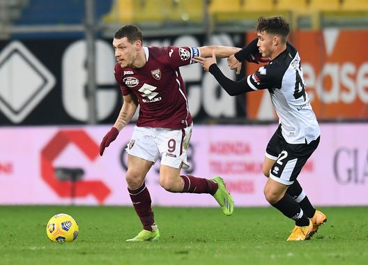  PARMA, ITALY - JANUARY 03: Andrea Belotti of Torino (L) looks to break past Maxime Busi of Parma (R) during the Serie A match between Parma Calcio and Torino FC at Stadio Ennio Tardini on January 03, 2021 in Parma, Italy. Sporting stadiums around Italy remain under strict restrictions due to the Coronavirus Pandemic as Government social distancing laws prohibit fans inside venues resulting in games being played behind closed doors. (Photo by Alessandro Sabattini/Getty Images) 