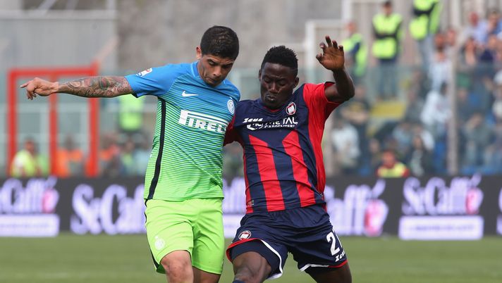 CROTONE, ITALY - APRIL 09:  Maxwell Acosty (R) of Crotone competes for the ball with Ever Banega of Inter during the Serie A match between FC Crotone and FC Internazionale at Stadio Comunale Ezio Scida on April 9, 2017 in Crotone, Italy.  (Photo by Maurizio Lagana/Getty Images) 