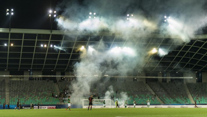 LJUBLJANA, SLOVENIA - AUGUST 12: Olimpija Ljubljana ultras fans "Green Dragons" light flares during the UEFA Conference League Third Qualifying Round Leg Two match between Olimpija Ljubljana and Santa Clara at Stozice Stadium on August 12, 2021 in Ljubljana, Slovenia. (Photo by Jurij Kodrun/Getty Images) Follia in Francia, il Saint Etienne retrocede: invasione furiosa dei tifosi - immagine 1