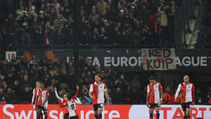 ROTTERDAM, NETHERLANDS - NOVEMBER 03: Santiago Gimenez of Feyenoord celebrates scoring their side's first goal with teammates during the UEFA Europa League group F match between Feyenoord and SS Lazio at Feyenoord Stadium on November 03, 2022 in Rotterdam, Netherlands. (Photo by Dean Mouhtaropoulos/Getty Images) IL DERBY DI ROTTERDAM AL FEYENOORD