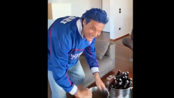 VIDEO / Capelli blu e birre al fresco: Marco Negri segue la finale così
