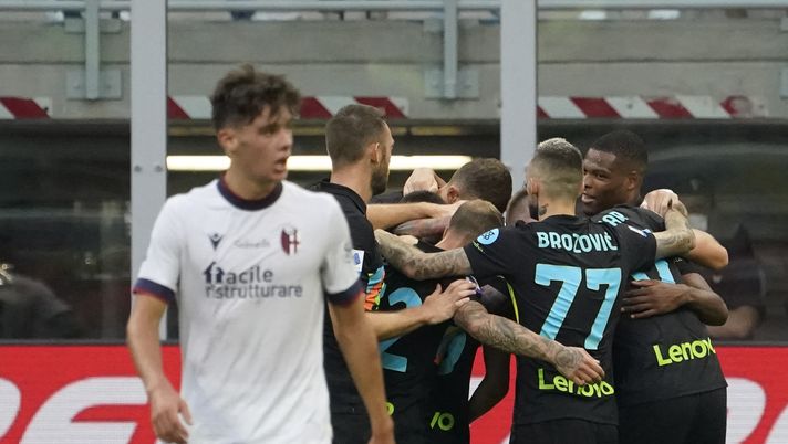 MILAN, ITALY - SEPTEMBER 18: Milan Skriniar of FC Internazionale celebrates his first goal with his teammates during the Serie A match between FC Internazionale and Bologna FC at Stadio Giuseppe Meazza on September 18, 2021 in Milan, Italy. (Photo by Pier Marco Tacca/Getty Images)