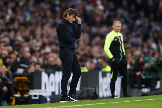 LONDON, ENGLAND - NOVEMBER 12: Antonio Conte, Manager of Tottenham Hotspur reacts during the Premier League match between Tottenham Hotspur and Leeds United at Tottenham Hotspur Stadium on November 12, 2022 in London, England. (Photo by Paul Harding/Getty Images) La furia di Conte: “Non sono felice. Assurdo giocare 8 giorni dopo il Mondiale”- immagine 2