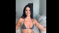 VIDEO / Ivana Knoll più sexy che mai: balletto scatenato in bikini