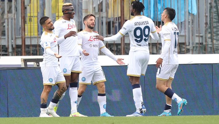 EMPOLI, ITALY - APRIL 24: Dries Mertens of SSC Napoli of SSC Napoli celebrates after scoring a goal during the Serie A match between Empoli FC and SSC Napoli at Stadio Carlo Castellani on April 24, 2022 in Empoli, Italy. (Photo by Gabriele Maltinti/Getty Images) Napoli, squadra in ritiro! E i tifosi contestano i giocatori: Osimhen stoppato da Juan Jusus - immagine 1