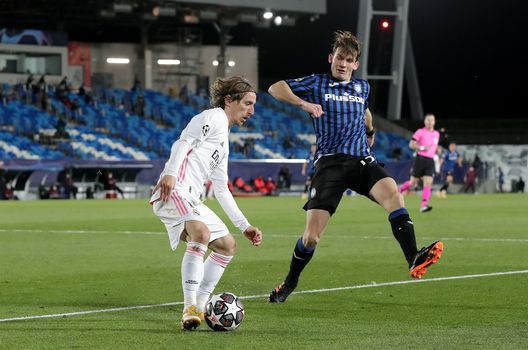 MADRID, SPAIN - MARCH 16: Luka Modric of Real Madrid is closed down by Marten De Roon of Atalanta B.C. during the UEFA Champions League Round of 16 match between Real Madrid and Atalanta at Estadio Alfredo Di Stefano on March 16, 2021 in Madrid, Spain. Sporting stadiums around Spain remain under strict restrictions due to the Coronavirus Pandemic as Government social distancing laws prohibit fans inside venues resulting in games being played behind closed doors. (Photo by Gonzalo Arroyo Moreno/Getty Images) MADRID, SPAIN - MARCH 16: Luka Modric of Real Madrid is closed down by Marten De Roon of Atalanta B.C. during the UEFA Champions League Round of 16 match between Real Madrid and Atalanta at Estadio Alfredo Di Stefano on March 16, 2021 in Madrid, Spain. Sporting stadiums around Spain remain under strict restrictions due to the Coronavirus Pandemic as Government social distancing laws prohibit fans inside venues resulting in games being played behind closed doors. (Photo by Gonzalo Arroyo Moreno/Getty Images)