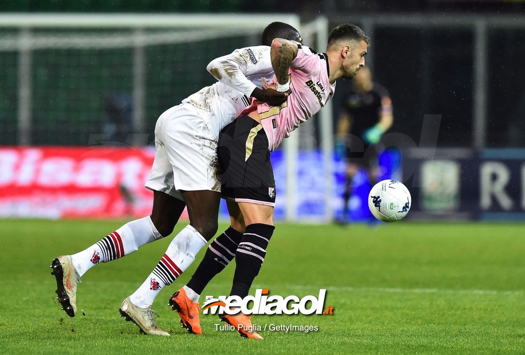  PALERMO, ITALY - FEBRUARY 04: Billong Jean Claude (L) of Foggia and Aleksandar Trajkovski of Palermo compete for the ball during the Serie B match between US Citta di Palermo and Foggia at Stadio Renzo Barbera on February 04, 2019 in Palermo, Italy. (Photo by Tullio M. Puglia/Getty Images) 