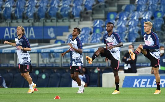 SAN SEBASTIAN, SPAIN - SEPTEMBER 20: Vinicius Junior of Real Madrid and Martin Odegaard of Real Madrid warm up prior to the La Liga Santander match between Real Sociedad and Real Madrid at Estadio Anoeta on September 20, 2020 in San Sebastian, Spain. (Photo by Juan Manuel Serrano Arce/Getty Images) Vinicius blocca il Real: deve ottenere la cittadinanza spagnola o… addio Gabriel Jesus- immagine 1