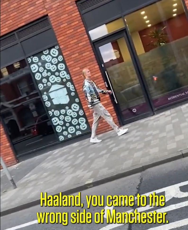 Derby di Manchester, il tifoso vede Haaland e gli grida “United”: il bomber sorride e tira dritto…- immagine 2