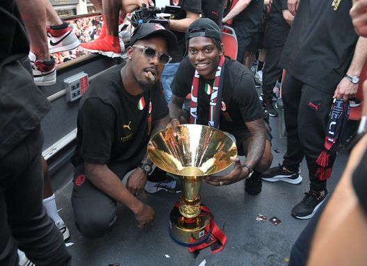 Mike Maignan e Rafael Leao (giocatori AC Milan) hanno vinto lo Scudetto 2022 con i rossoneri | Milan News (Getty Images)