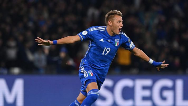NAPLES, ITALY - MARCH 23: Mateo Retegui of Italy celebrates after scoring the goal during the UEFA EURO 2024 qualifying round group C match between Italy and England at Stadio Diego Armando Maradona on March 23, 2023 in Naples, Italy. (Photo by Claudio Villa/Getty Images ) Tutti pazzi per Retegui, Gazzetta: “Prezzo, concorrenza e asso nella manica dell’Inter” - immagine 1