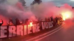 Lens, sentiero luminoso pre-derby: fumogeni e striscioni ai due lati della strada