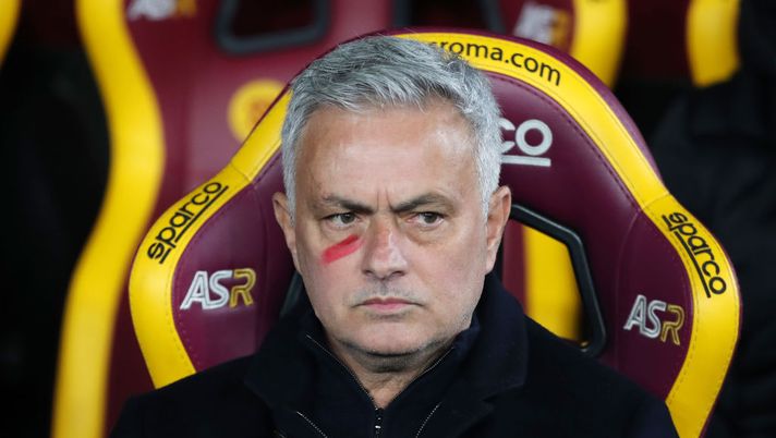 ROME, ITALY - FEBRUARY 19: Jose Mourinho, Head Coach of AS Roma, looks on with a red mark on their face in support of the #UNROSSOALLAVIOLENZA - the WeWorld Violence Against Women campaign, prior to the Serie A match between AS Roma and Hellas Verona at Stadio Olimpico on February 19, 2023 in Rome, Italy. (Photo by Paolo Bruno/Getty Images) Mourinho: “Dybala può fare 10/15 minuti. Belotti fa uno sforzo, Wijnaldum e Smalling…” - immagine 1