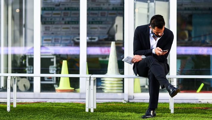 CHIAVARI, ITALY - JULY 03: Sergio Pellissier sports manager and former captain of Chievo Verona looks at his phone before the Serie B match between Virtus Entella and Chievo Verona on July 3, 2020 in Chiavari, Italy. (Photo by Paolo Rattini/Getty Images for Lega Serie B) CHIAVARI, ITALY - JULY 03: Sergio Pellissier sports manager and former captain of Chievo Verona looks at his phone before the Serie B match between Virtus Entella and Chievo Verona on July 3, 2020 in Chiavari, Italy. (Photo by Paolo Rattini/Getty Images for Lega Serie B)