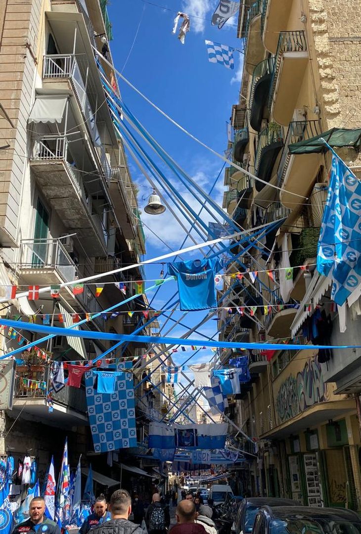 FOTO Napoli si tinge d’azzurro: striscioni, addobbi e bimbi sorridenti - immagine 10