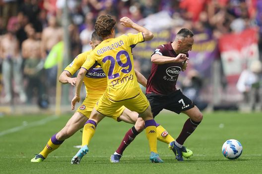 SALERNO, ITALY - APRIL 24: Franck Ribery (R) of US Salernitana vies with Alvaro Odriozola of ACF Fiorentina during the Serie A match between US Salernitana and ACF Fiorentina at Stadio Arechi on April 24, 2022 in Salerno, Italy. (Photo by Francesco Pecoraro/Getty Images) SALERNO, ITALY - APRIL 24: Franck Ribery (R) of US Salernitana vies with Alvaro Odriozola of ACF Fiorentina during the Serie A match between US Salernitana and ACF Fiorentina at Stadio Arechi on April 24, 2022 in Salerno, Italy. (Photo by Francesco Pecoraro/Getty Images)