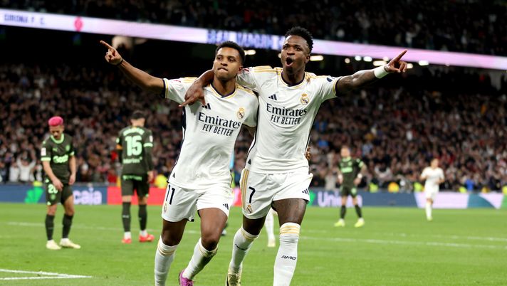 MADRID, SPAIN - FEBRUARY 10: Rodrygo of Real Madrid celebrates scoring his team's fourth goal with teammate Vinicius Junior during the LaLiga EA Sports match between Real Madrid CF and Girona FC at Estadio Santiago Bernabeu on February 10, 2024 in Madrid, Spain. (Photo by Florencia Tan Jun/Getty Images) Liga, è finito il sogno del Girona? Il Real stravince e ora sembra inarrestabile - immagine 1