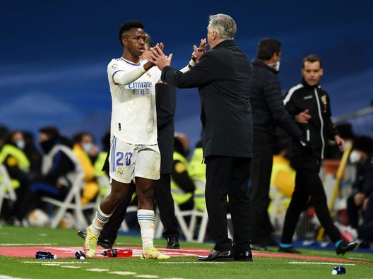 MADRID, SPAIN - NOVEMBER 28: Vinicius Junior of Real Madrid is congratulated by Carlo Ancelotti, Head Coach of Real Madrid after being substituted during the La Liga Santander match between Real Madrid CF and Sevilla FC at Estadio Santiago Bernabeu on November 28, 2021 in Madrid, Spain. (Photo by Denis Doyle/Getty Images) Vinicius, rinnovo sino al 2027: un miliardo di clausola rescissoria e un milione se vince il Pallone d’Oro - immagine 1